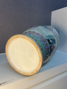 Vase en porcelaine de Chine, époque XXe, première période républicaine, scène animée