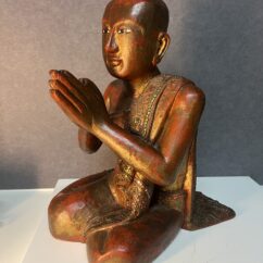Statue traditionnelle Birmane, Bouddha en bois sculpté XXe siècle