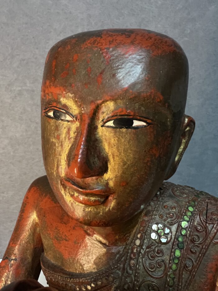 Statue traditionnelle Birmane, Bouddha en bois sculpté XXe siècle