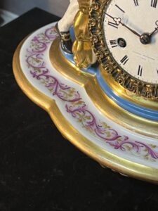 Pendule romantique en biscuit et porcelaine, Grignon Meusnier à Paris, XIXe siècle