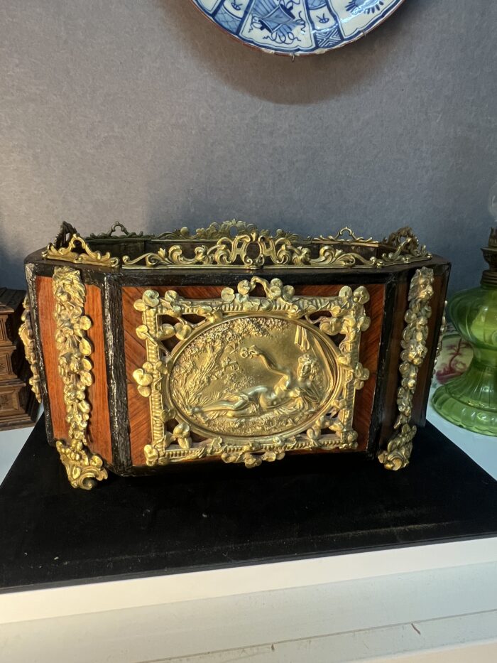Très belle jardinière de table XIXe siècle en bois de placage et ornement en bronze doré estampillée FM