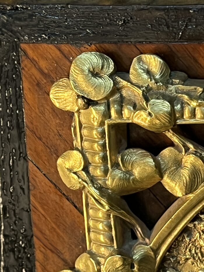 Très belle jardinière de table XIXe siècle en bois de placage et ornement en bronze doré estampillée FM