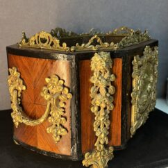 Très belle jardinière de table XIXe siècle en bois de placage et ornement en bronze doré estampillée FM