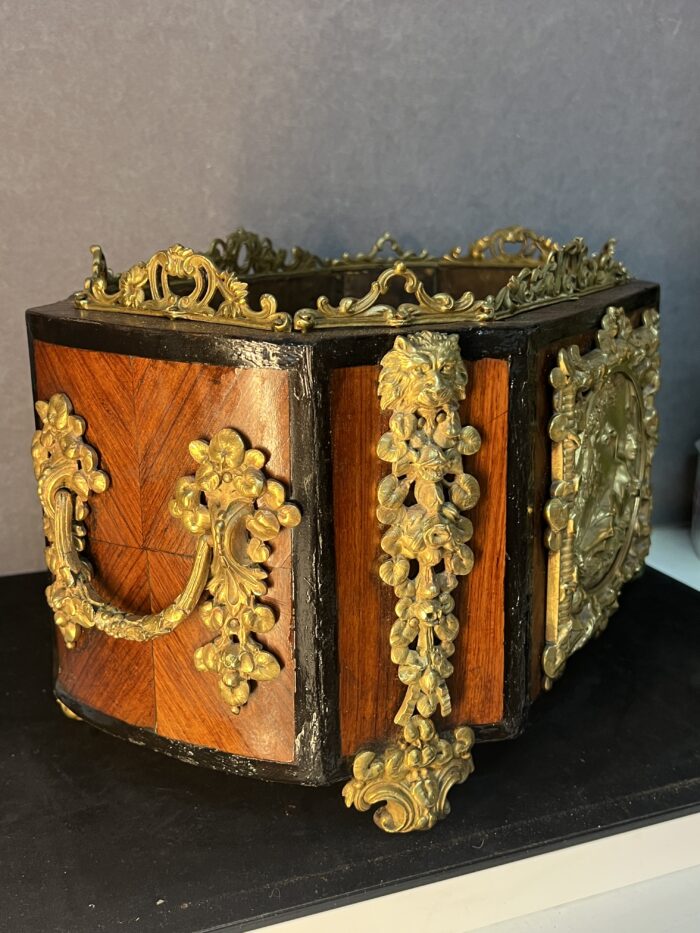 Très belle jardinière de table XIXe siècle en bois de placage et ornement en bronze doré estampillée FM