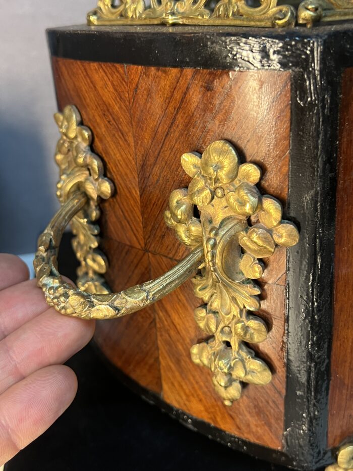 Très belle jardinière de table XIXe siècle en bois de placage et ornement en bronze doré estampillée FM
