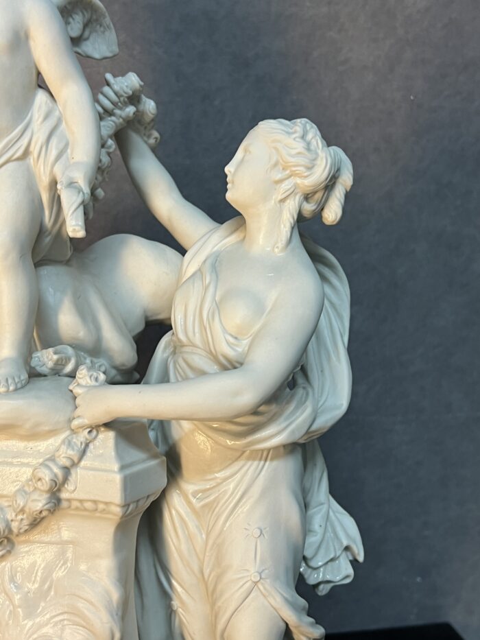 L'offrande à l'amour, biscuit de porcelaine d'après Louis-Simon Boizot (1743-1809)
