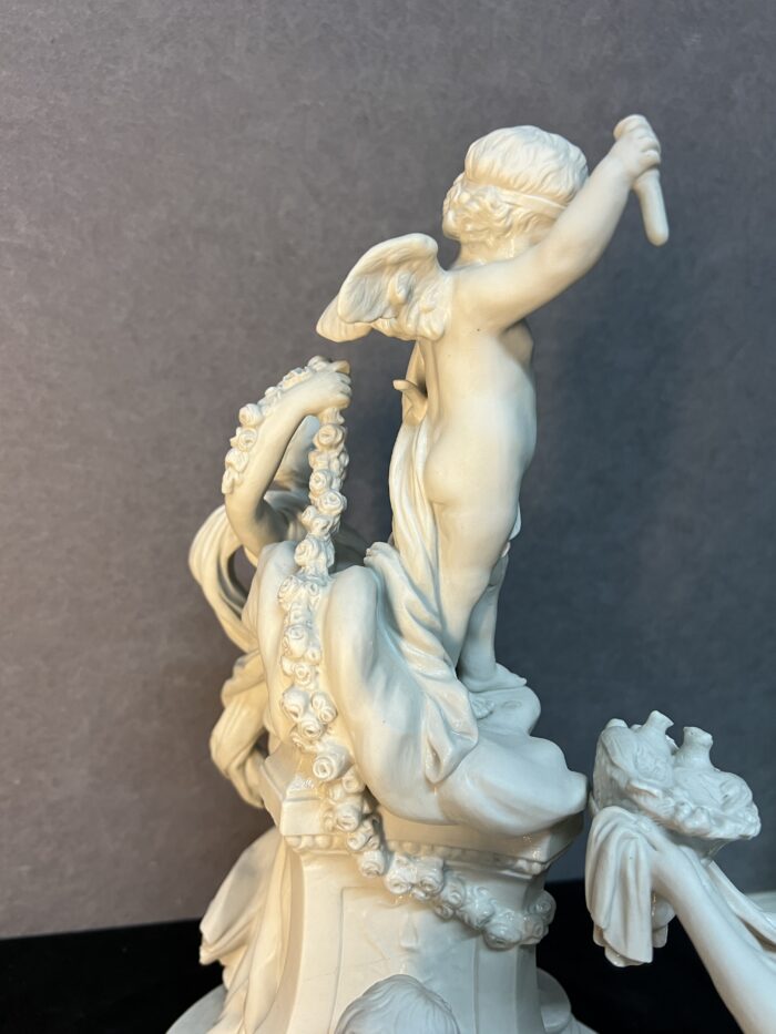 L'offrande à l'amour, biscuit de porcelaine d'après Louis-Simon Boizot (1743-1809)