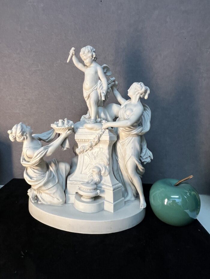 L'offrande à l'amour, biscuit de porcelaine d'après Louis-Simon Boizot (1743-1809)