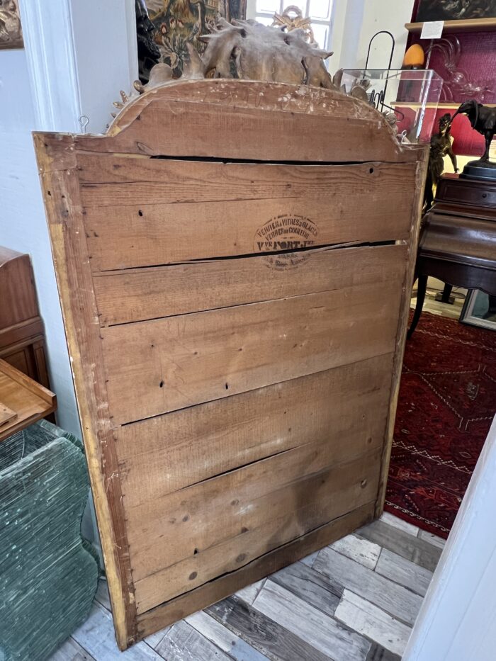 Miroir ancien en bois et stuc doré, de style Louis XV, hauteur 145 cm, fronton à coquille, miroir biseauté, XIXe siècle