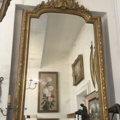 Miroir ancien en bois et stuc doré, de style Louis XV, hauteur 145 cm, fronton à coquille, miroir biseauté, XIXe siècle