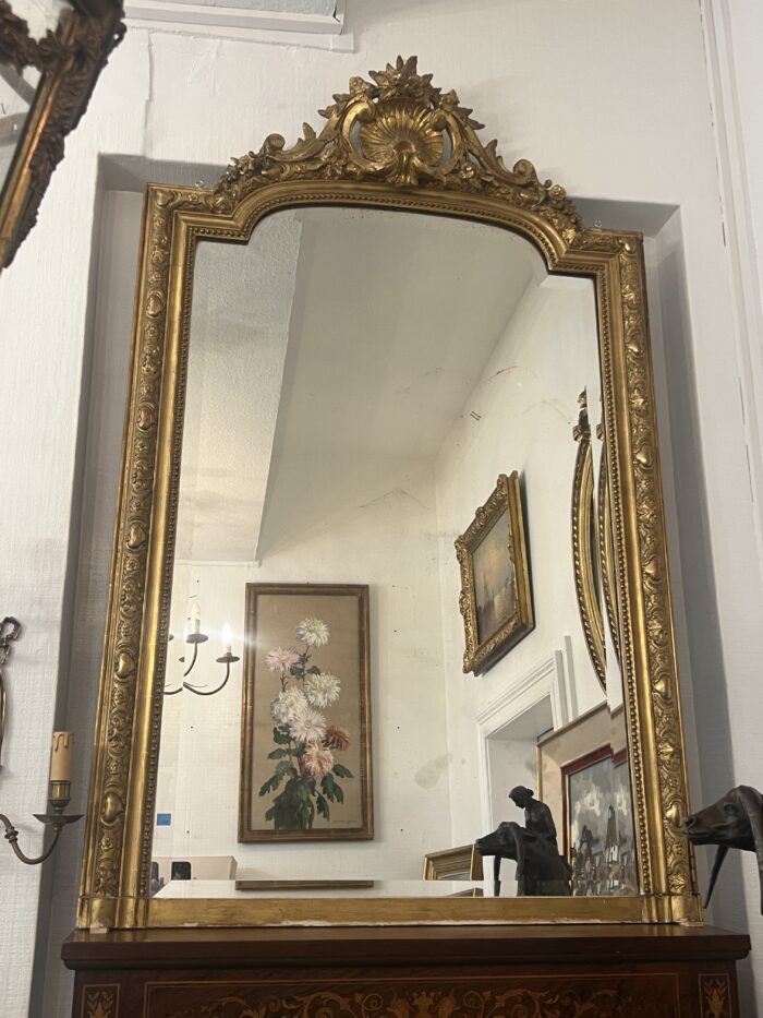 Miroir ancien en bois et stuc doré, de style Louis XV, hauteur 145 cm, fronton à coquille, miroir biseauté, XIXe siècle
