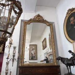 Miroir ancien en bois et stuc doré, de style Louis XV, hauteur 145 cm, fronton à coquille, miroir biseauté, XIXe siècle