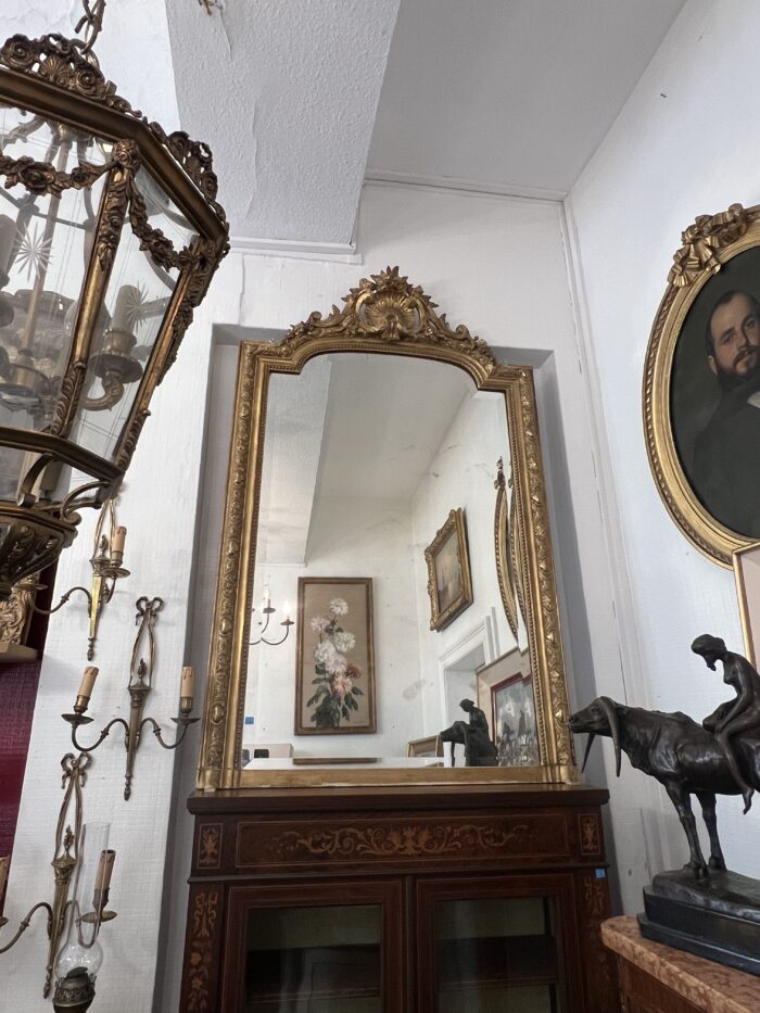 Miroir ancien en bois et stuc doré, de style Louis XV, hauteur 145 cm, fronton à coquille, miroir biseauté, XIXe siècle