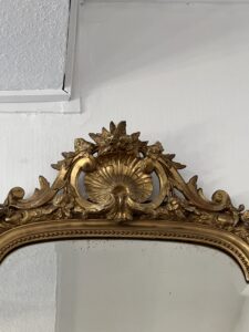 Miroir ancien en bois et stuc doré, de style Louis XV, hauteur 145 cm, fronton à coquille, miroir biseauté, XIXe siècle