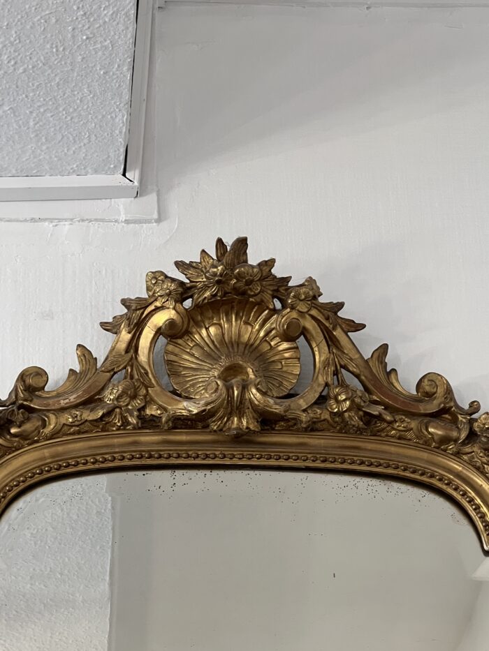 Miroir ancien en bois et stuc doré, de style Louis XV, hauteur 145 cm, fronton à coquille, miroir biseauté, XIXe siècle