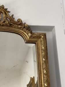 Miroir ancien en bois et stuc doré, de style Louis XV, hauteur 145 cm, fronton à coquille, miroir biseauté, XIXe siècle