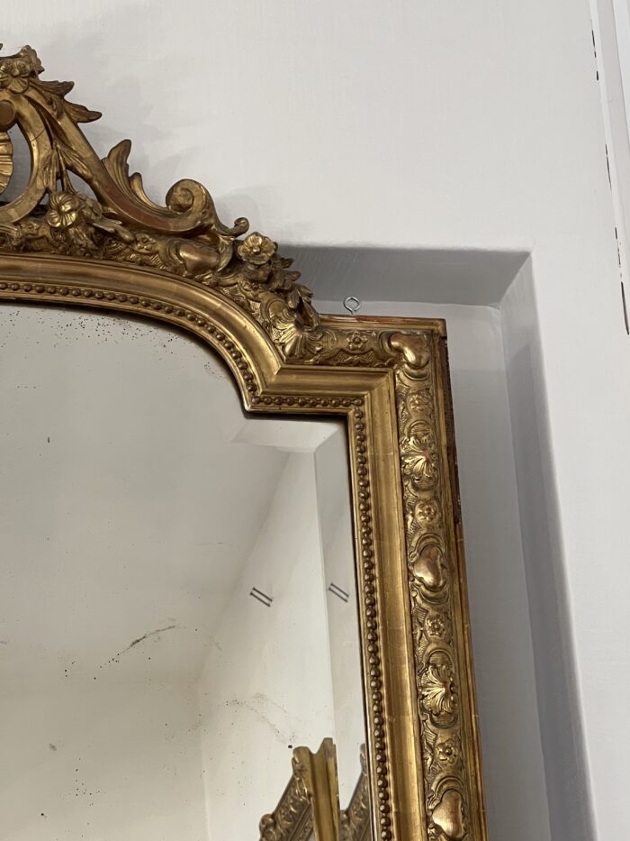 Miroir ancien en bois et stuc doré, de style Louis XV, hauteur 145 cm, fronton à coquille, miroir biseauté, XIXe siècle