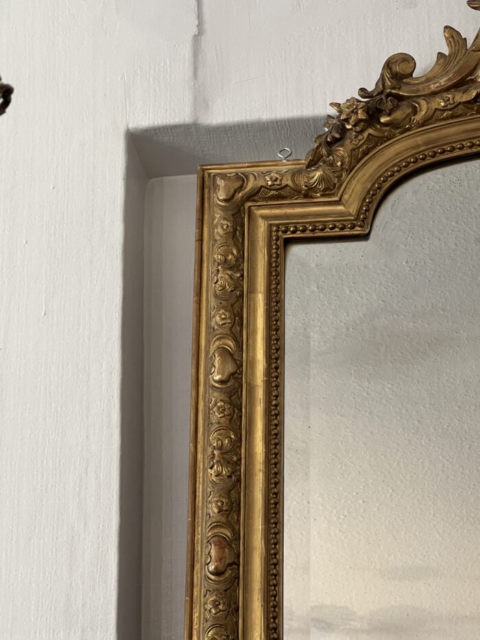 Miroir ancien en bois et stuc doré, de style Louis XV, hauteur 145 cm, fronton à coquille, miroir biseauté, XIXe siècle