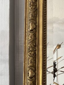 Miroir ancien en bois et stuc doré, de style Louis XV, hauteur 145 cm, fronton à coquille, miroir biseauté, XIXe siècle