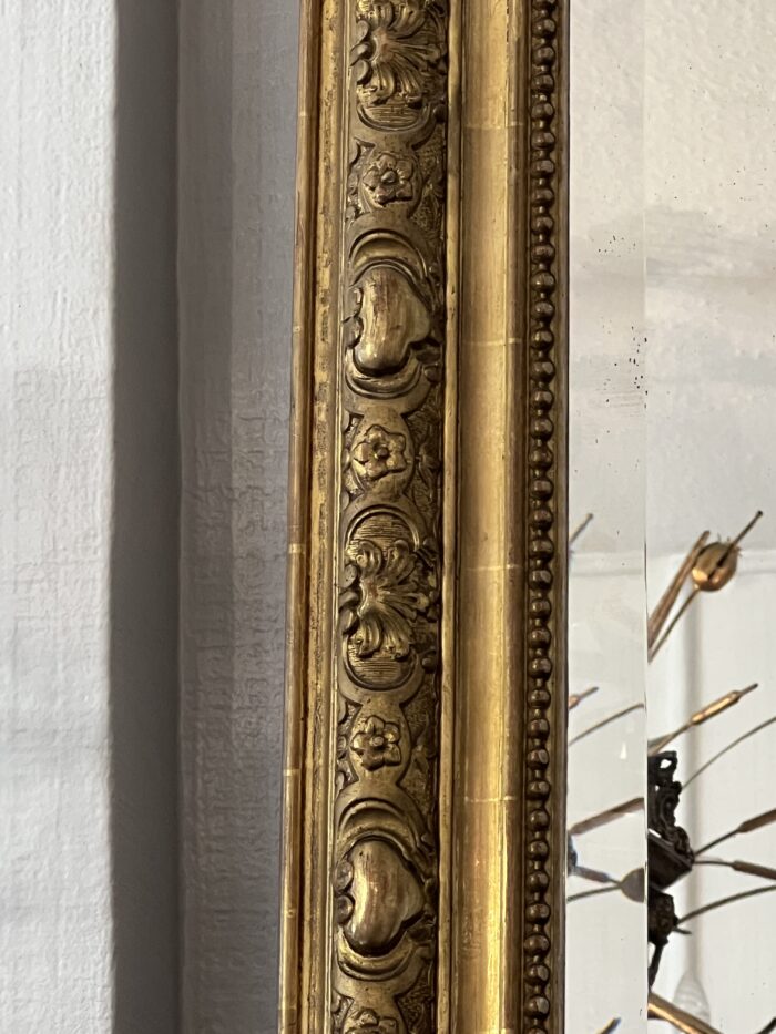 Miroir ancien en bois et stuc doré, de style Louis XV, hauteur 145 cm, fronton à coquille, miroir biseauté, XIXe siècle