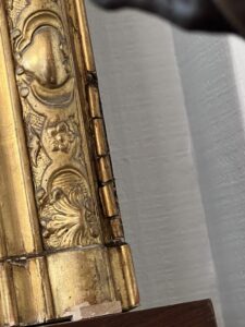 Miroir ancien en bois et stuc doré, de style Louis XV, hauteur 145 cm, fronton à coquille, miroir biseauté, XIXe siècle