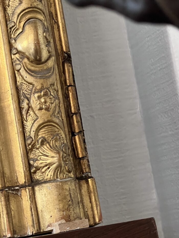 Miroir ancien en bois et stuc doré, de style Louis XV, hauteur 145 cm, fronton à coquille, miroir biseauté, XIXe siècle
