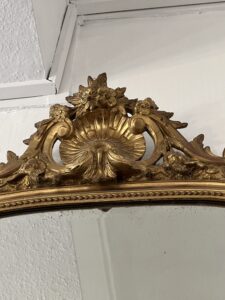 Miroir ancien en bois et stuc doré, de style Louis XV, hauteur 145 cm, fronton à coquille, miroir biseauté, XIXe siècle