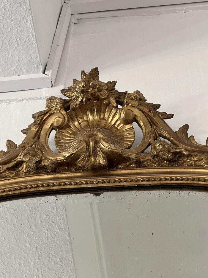 Miroir ancien en bois et stuc doré, de style Louis XV, hauteur 145 cm, fronton à coquille, miroir biseauté, XIXe siècle