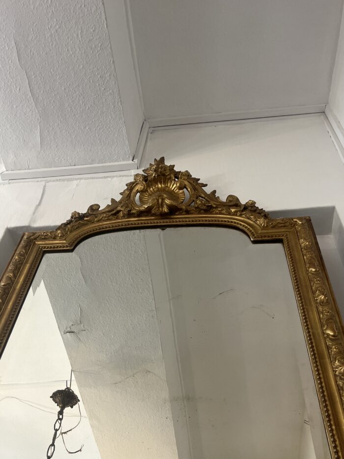 Miroir ancien en bois et stuc doré, de style Louis XV, hauteur 145 cm, fronton à coquille, miroir biseauté, XIXe siècle