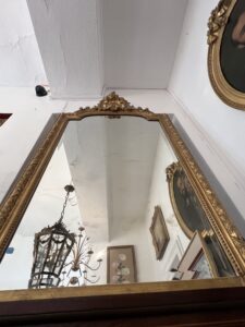 Miroir ancien en bois et stuc doré, de style Louis XV, hauteur 145 cm, fronton à coquille, miroir biseauté, XIXe siècle