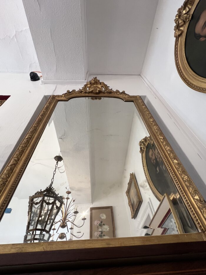 Miroir ancien en bois et stuc doré, de style Louis XV, hauteur 145 cm, fronton à coquille, miroir biseauté, XIXe siècle