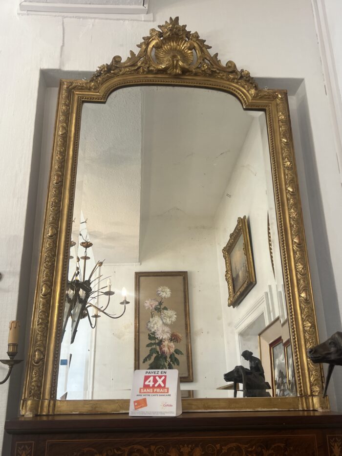 Miroir ancien en bois et stuc doré, de style Louis XV, hauteur 145 cm, fronton à coquille, miroir biseauté, XIXe siècle