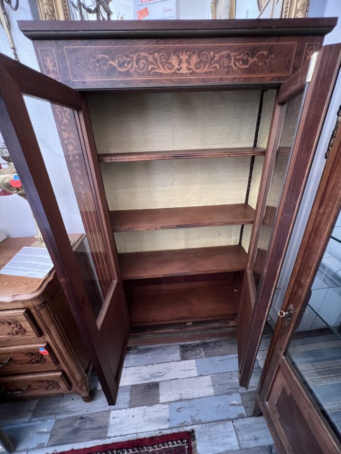 Charmante petite bibliothèque vitrine, typique de l'époque Napoléon III vers 1850
