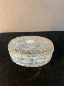 Boîte de forme ovale en cristal moulé opalescente à décor de feuilles de vignes