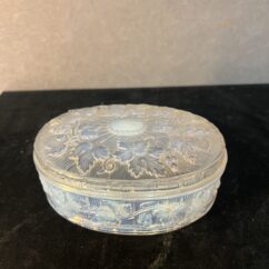 Boîte de forme ovale en cristal moulé opalescente à décor de feuilles de vignes