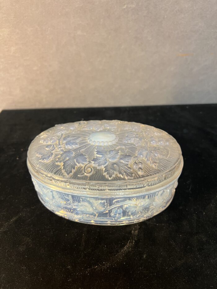 Boîte de forme ovale en cristal moulé opalescente à décor de feuilles de vignes