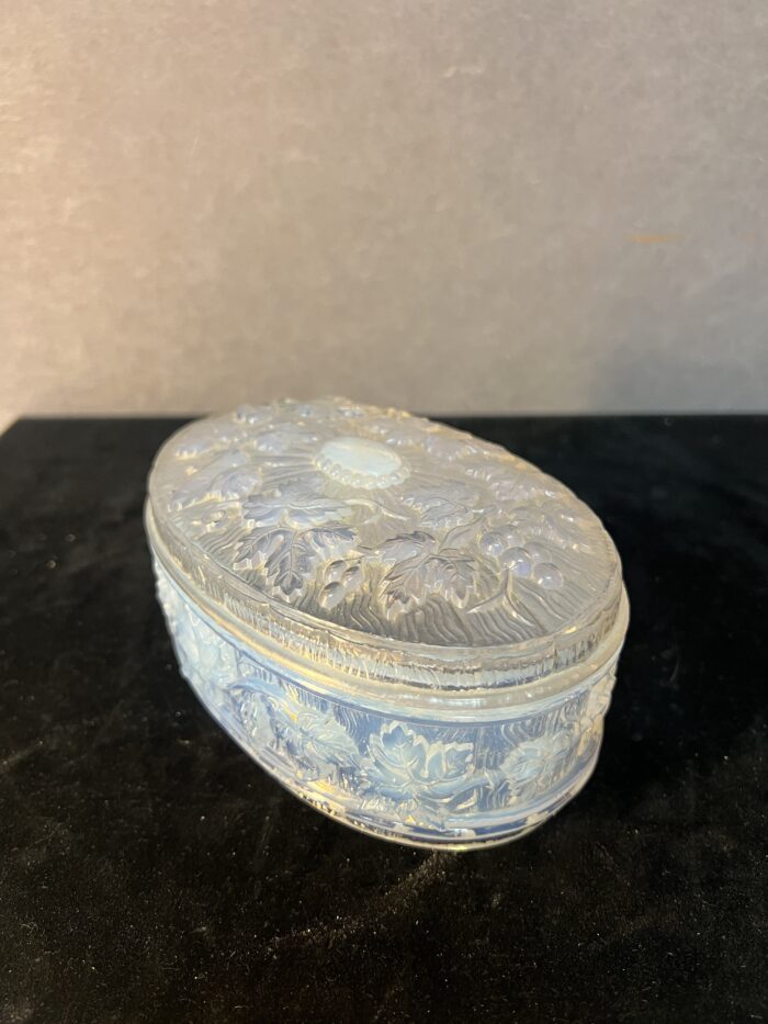 Boîte de forme ovale en cristal moulé opalescente à décor de feuilles de vignes