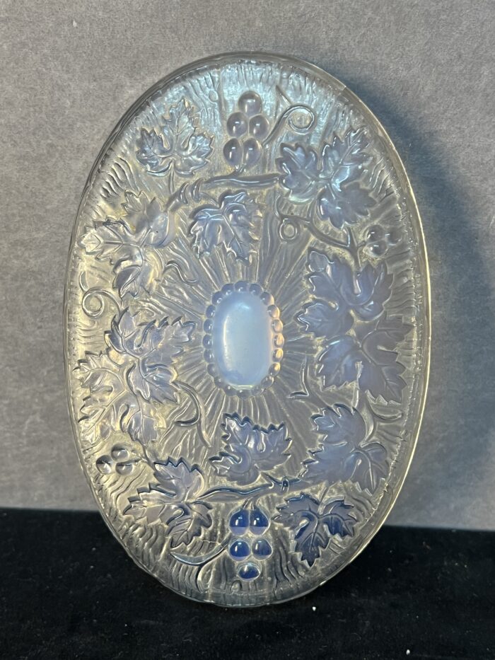 Boîte de forme ovale en cristal moulé opalescente à décor de feuilles de vignes