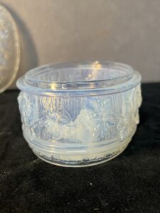 Boîte de forme ovale en cristal moulé opalescente à décor de feuilles de vignes