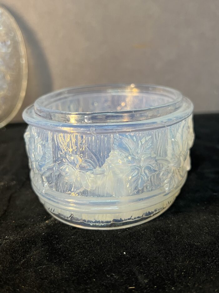 Boîte de forme ovale en cristal moulé opalescente à décor de feuilles de vignes