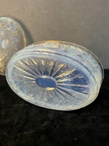 Boîte de forme ovale en cristal moulé opalescente à décor de feuilles de vignes