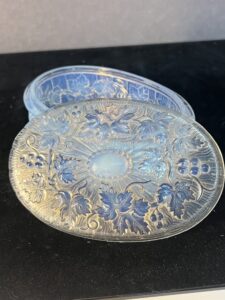 Boîte de forme ovale en cristal moulé opalescente à décor de feuilles de vignes