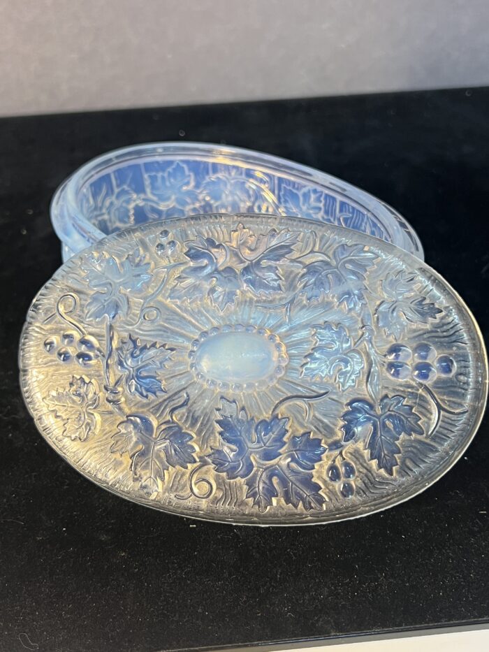 Boîte de forme ovale en cristal moulé opalescente à décor de feuilles de vignes