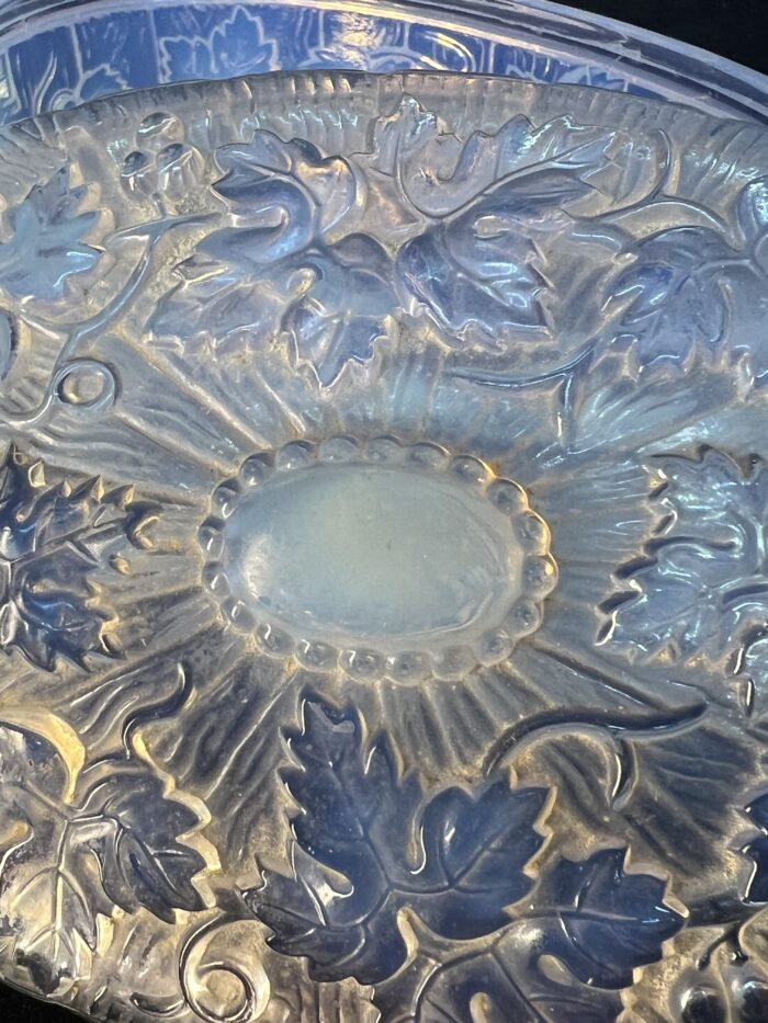 Boîte de forme ovale en cristal moulé opalescente à décor de feuilles de vignes