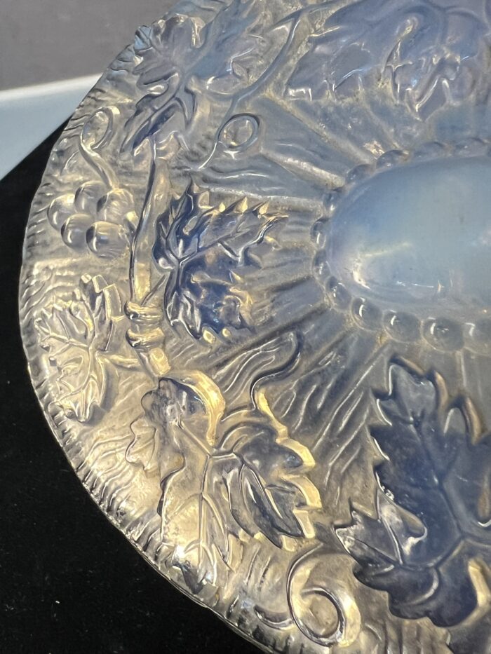 Boîte de forme ovale en cristal moulé opalescente à décor de feuilles de vignes