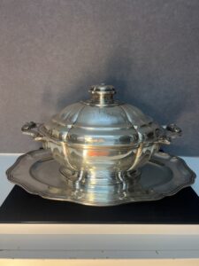 Exceptionnelle et importante soupière en argent massif, orfèvrerie Têtard Frères, environ 5200 grammes