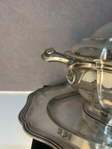 Exceptionnelle et importante soupière en argent massif, orfèvrerie Têtard Frères, environ 5200 grammes