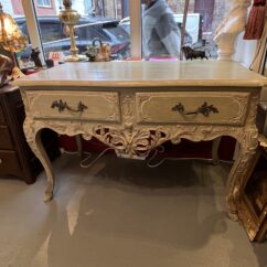 Console, table de chasse en bois rechampi sculpté, ouvrant par deux tiroirs en ceinture