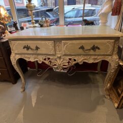 Console, table de chasse en bois rechampi sculpté, ouvrant par deux tiroirs en ceinture