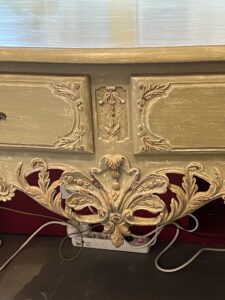 Console, table de chasse en bois rechampi sculpté, ouvrant par deux tiroirs en ceinture